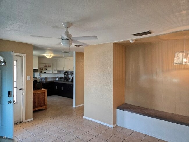 Photo - 920 W 40th St