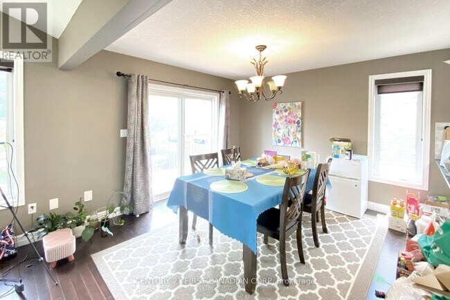 Photo - 858 Roulston St