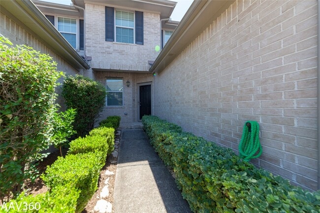 Photo - 2943 Meadowglen Crest