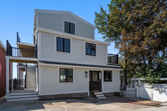 Building Photo - Newly Renovated - Ocean Views - Laundry - ... Unit 03 Rental
