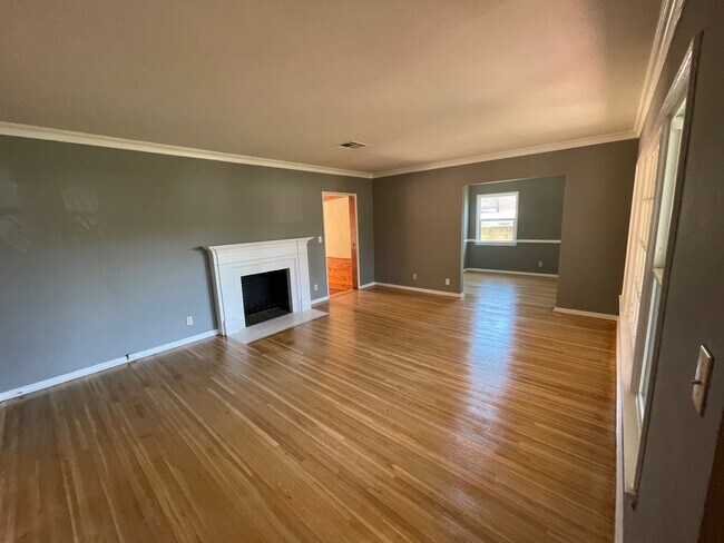 Photo - 14517 Hesby St