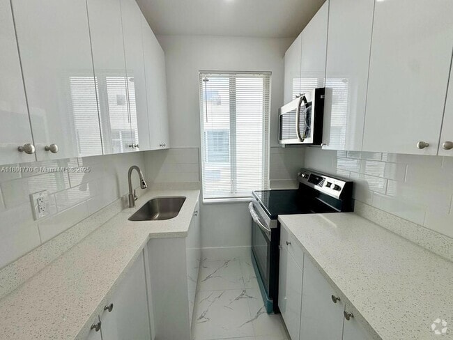 Building Photo - 856 SW 6th St Unit 102 Rental