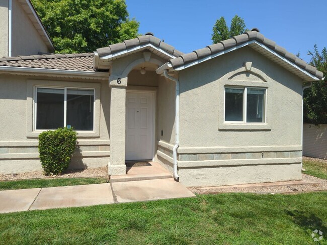 Building Photo - Centrally Located 3 Bedroom Condo. Small D... Unit 6
