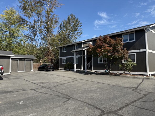 Building Photo - 712 Avenue B Unit B Rental