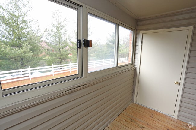 2BR, 2BA - 1,015 SF - Patio