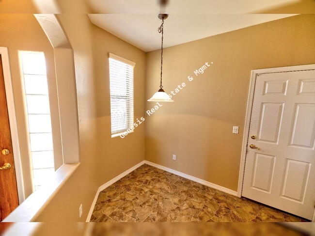 Photo - 606 W Woodfield Ct