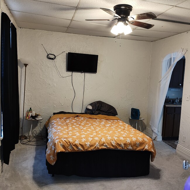 Photo - 535 W 8th St Unidad 2nd floor front