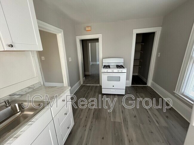 Building Photo - 829 Broadway Unit 2 / 2nd Floor Rental