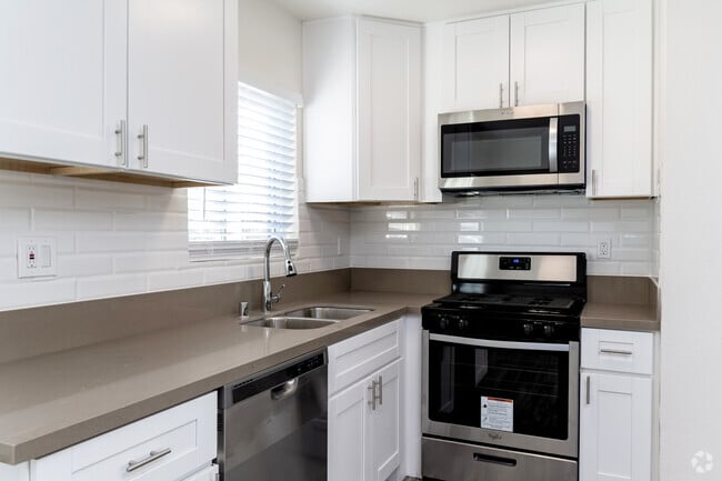 Building Photo - Aurora Vista Apartments