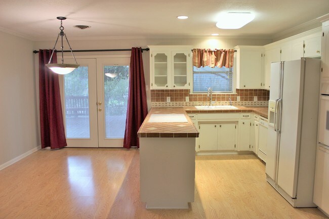 Photo - 1003 Oakridge St