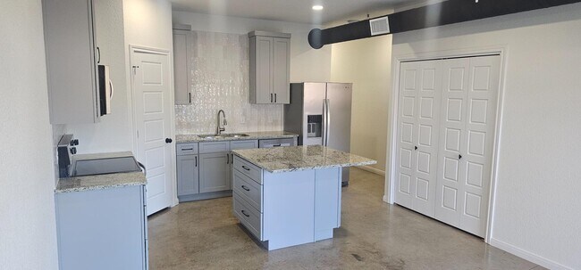 211 E Lyndale Dr