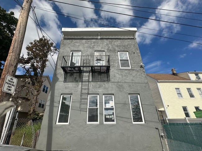 Building Photo - 208 5th St Unit Apt 2F