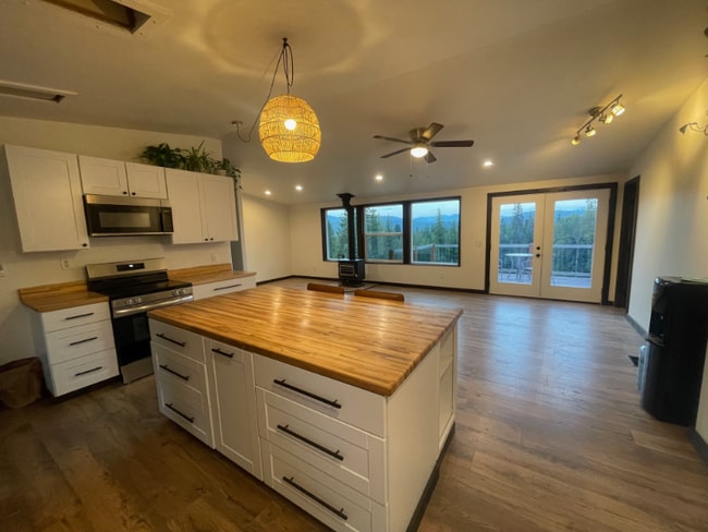 Building Photo - 194 Bergamot Dr Rental