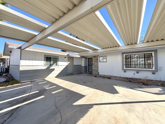 Photo - 1100 Saylor Way