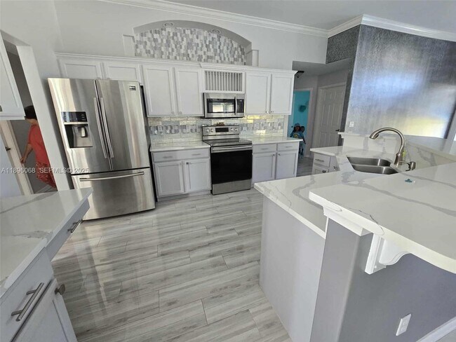 Building Photo - 3401 SW San Benito St