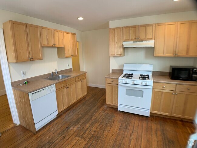 Building Photo - 68 Pleasant St Unit 1-64 Rental