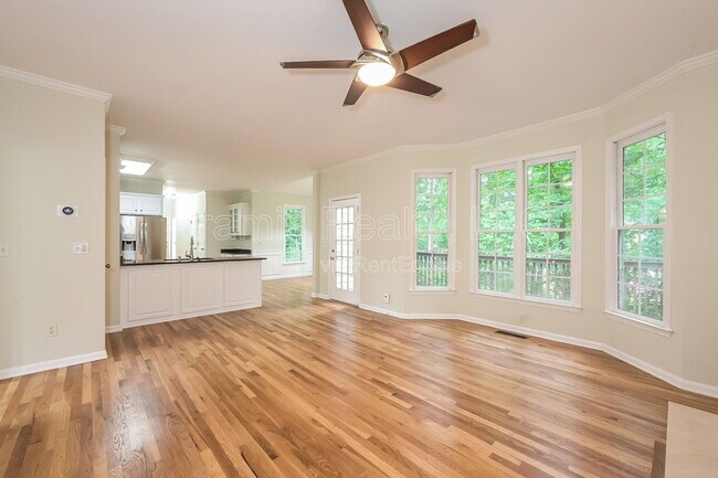 Photo - 985 Taylor Pkwy