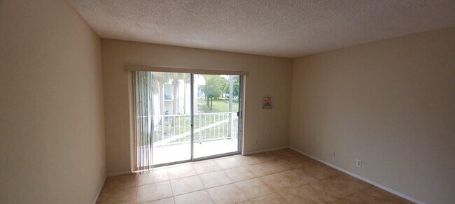 Photo - 409 Executive Center Dr Unidad 209