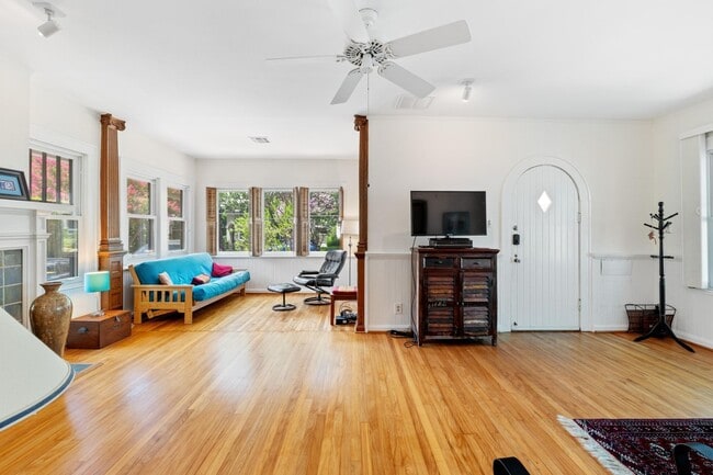 Photo - 205 W 32nd St