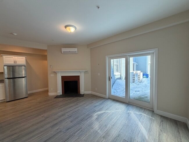 Photo - 129 Kenoza Ave Unidad 2