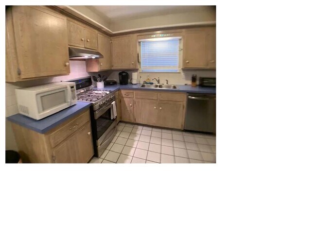 Photo - Edmond 4 bed home - Move in Deposit-Free! (If Qualified)