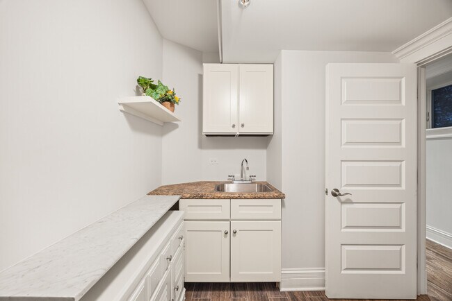 Photo - 1920 N Lincoln Park W