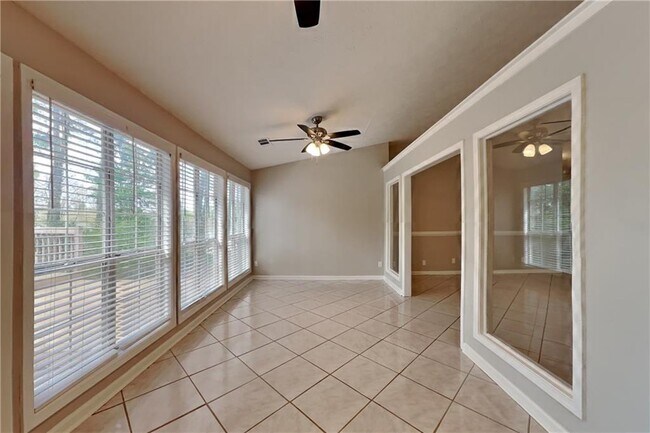 Photo - 615 Paris Dr