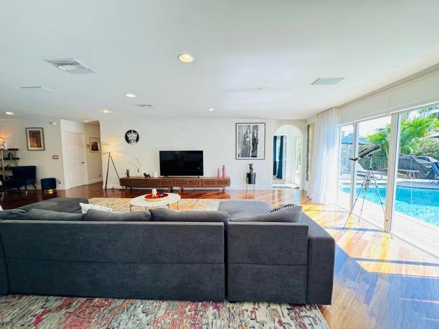 Photo - 1728 NE 40th St