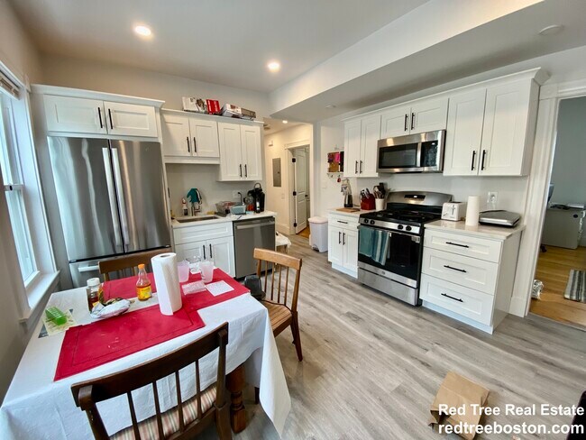 Apt 2 - 39 Goldsmith St Unit 2