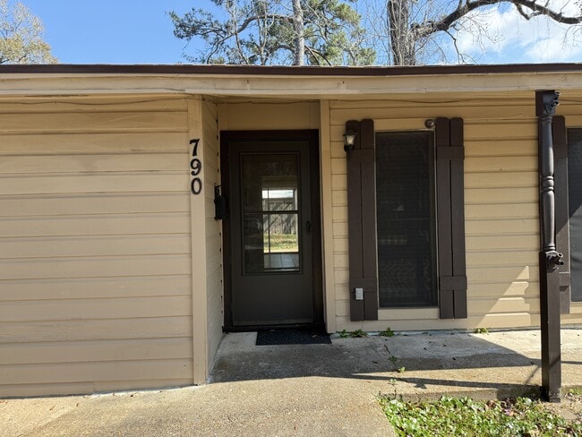 Photo - 790 Peyton Dr