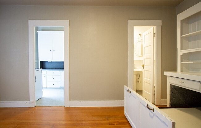 Photo - Classic Studio w/Vintage Charm by Washingt... Unit 07