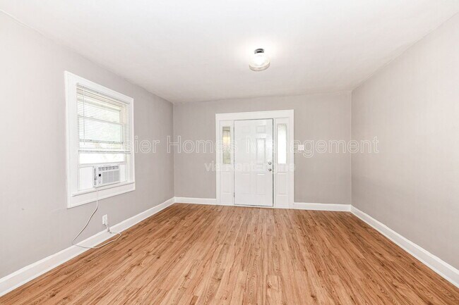 Photo - 802 N Denny St