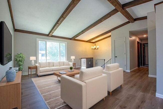 Photo - 3 Bedroom / 1.5 Bath with Fenced Backyard ...