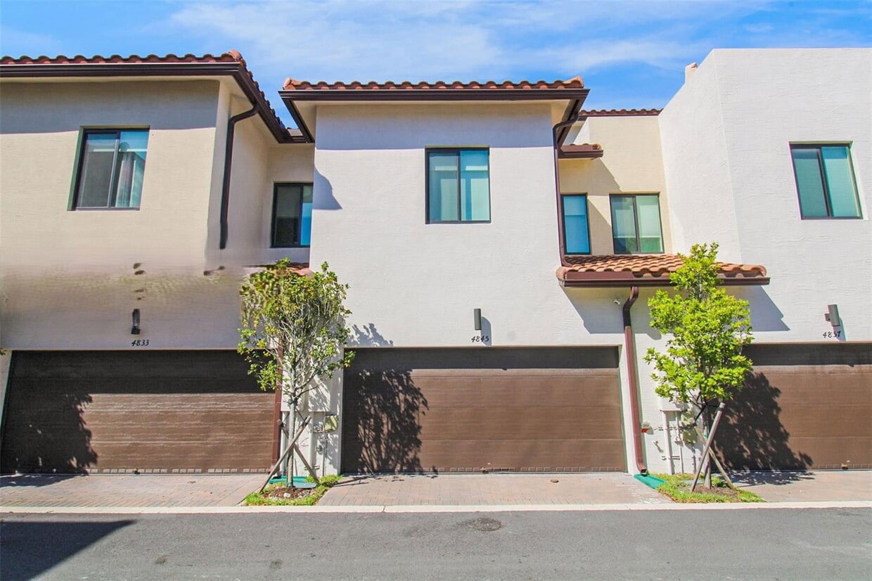 Photo - 4845 Northwest 83rd Parkway, Doral, FL 33166 - 4 BR 2.5 BA Townhouse