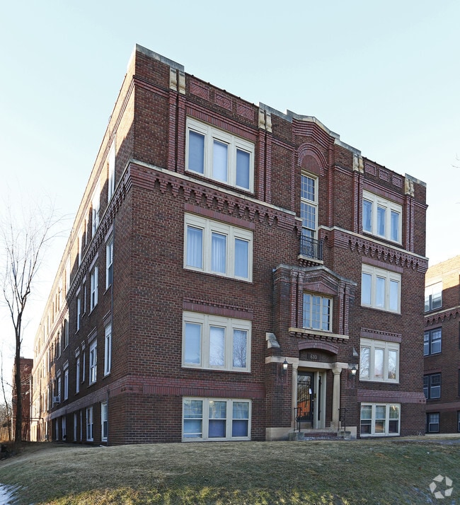 610 Summit Apartments