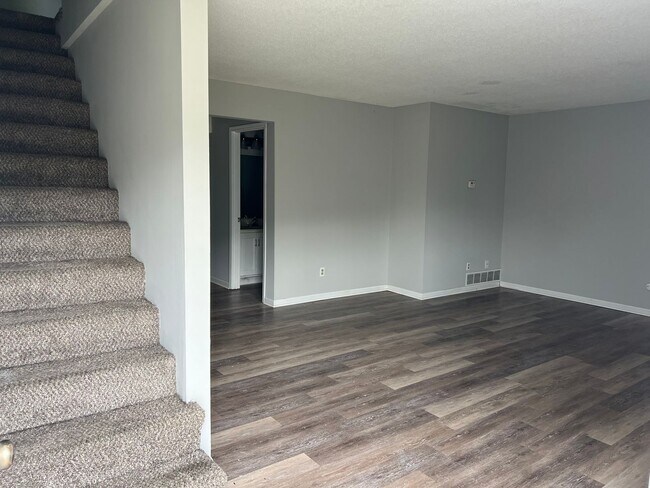 Photo - 382/384 Catherine Unit 384