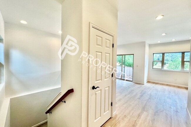 Photo - 94 Castle Ridge Dr
