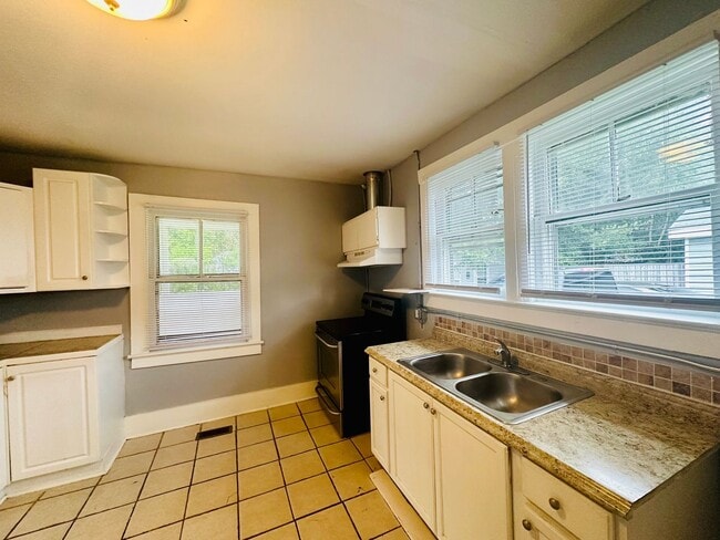 Photo - DOWNTOWN - 3 Bedroom/1 Bath - Located clos...