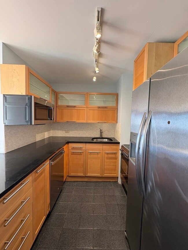 Building Photo - 4343 N Clarendon Ave Unit 1004