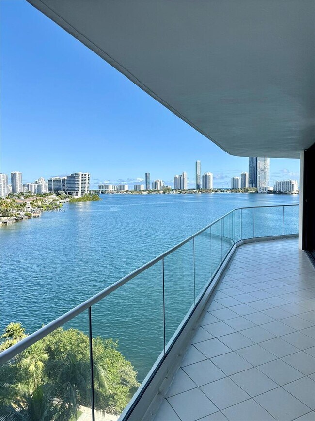 Building Photo - 2800 Island Blvd Unit 706