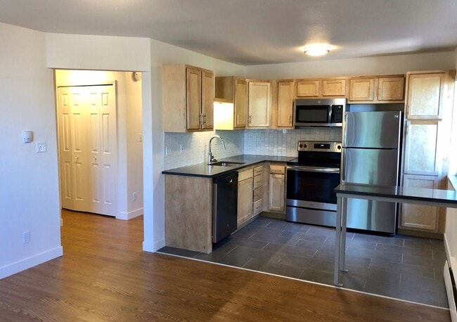 Building Photo - Beautifully REMODELED 1 BD by 29th St Mall... Unit 201 Rental
