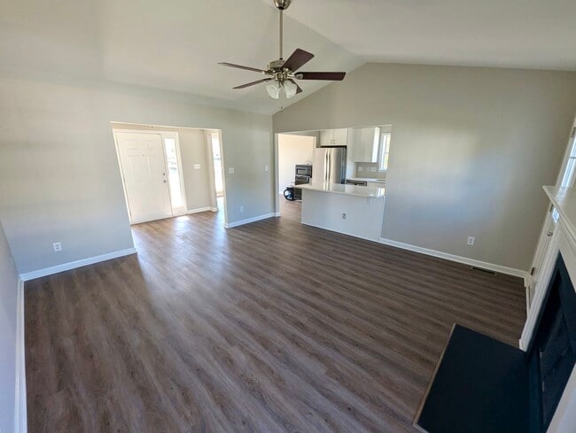 Gran sala de estar - 417 Flagg Rd