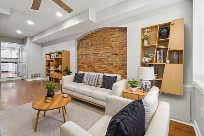 Building Photo - 303 S Washington St