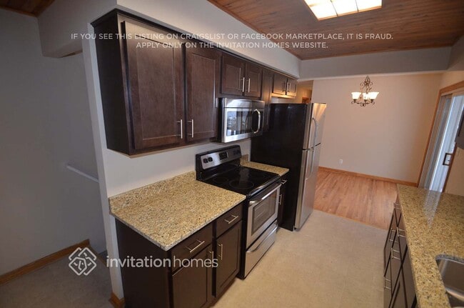 Photo - 707 Keniston St N