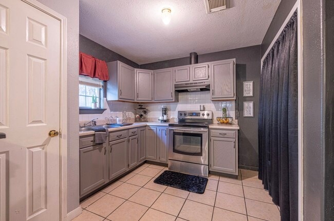 Photo - 305 N Ennis St