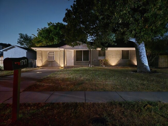 1717 Magnolia Dr
