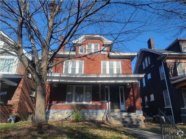 Building Photo - 1860 Oak St Rental