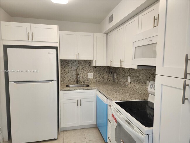 Photo - 2841 NE 163rd St Unidad 805