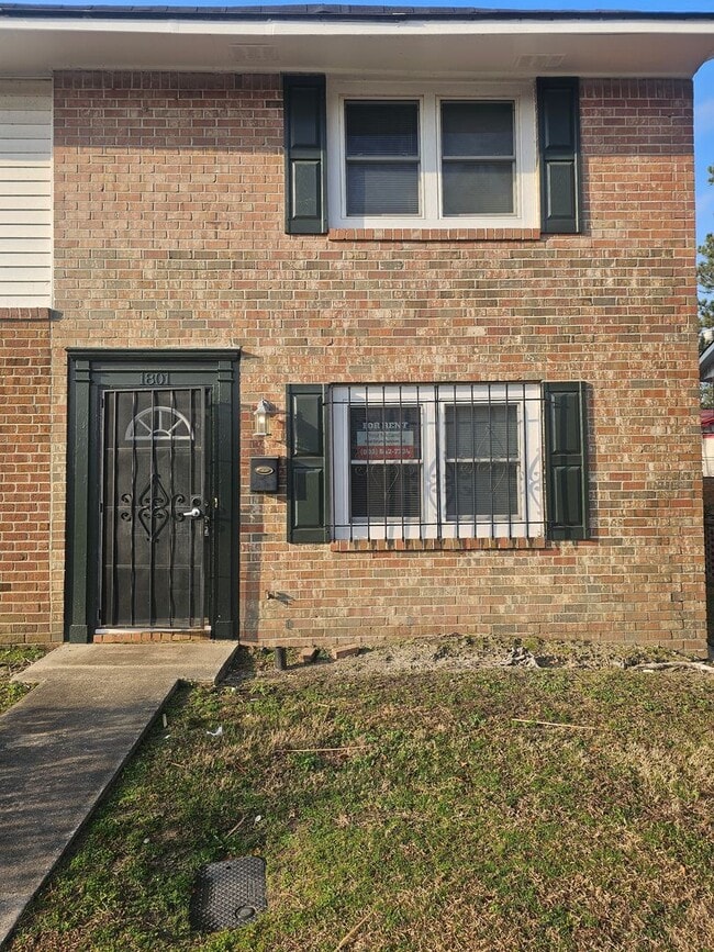 Building Photo - Updated 2BR Townhome Near S Beltline — Convenient Columbia Living