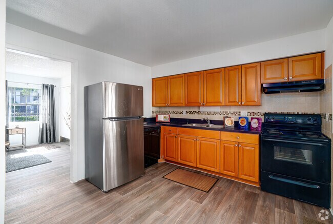 2BR, 1BA - 930SF - Kitchen